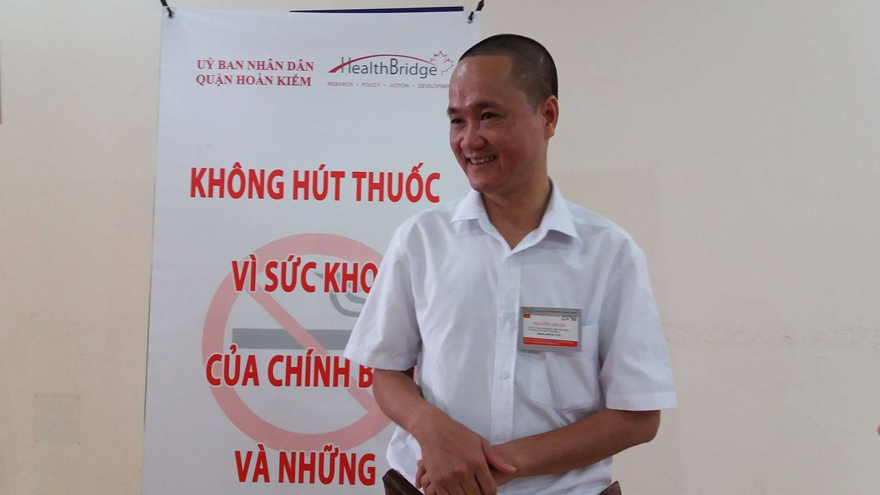 Làm sao thuyết phục khách hàng không hút thuốc trong nhà hàng?